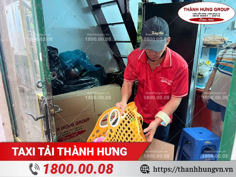 Nhân viên Thành Hưng đóng gói đồ gia dụng vào thùng carton