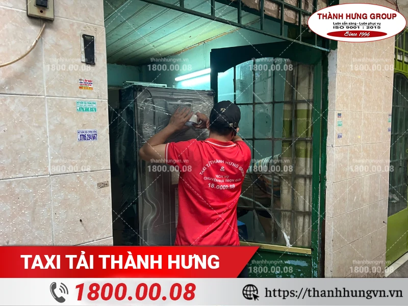 Nhân viên Thành Hưng đang bọc lót tủ lạnh