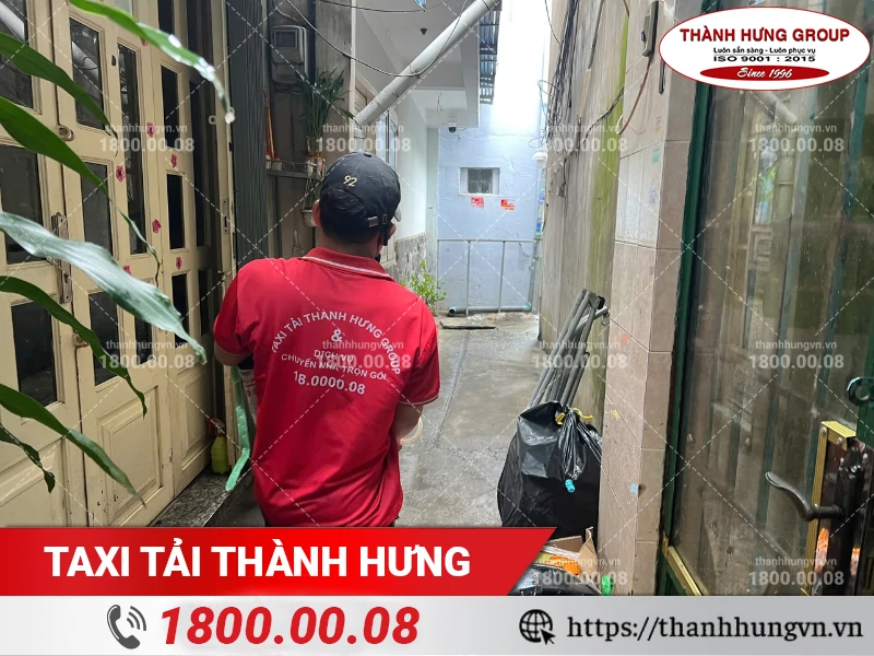 Nhân viên Thành Hưng bốc xếp đồ đã đóng gói ra xe