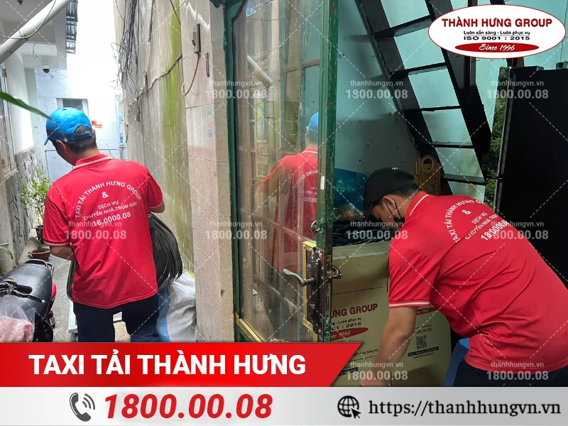 Nhân viên Thành Hưng sắp xếp đồ đạc tại điểm tập kết
