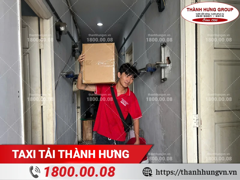 Nhân viên Thành Hưng bốc xếp thùng đồ vào nơi ở mới