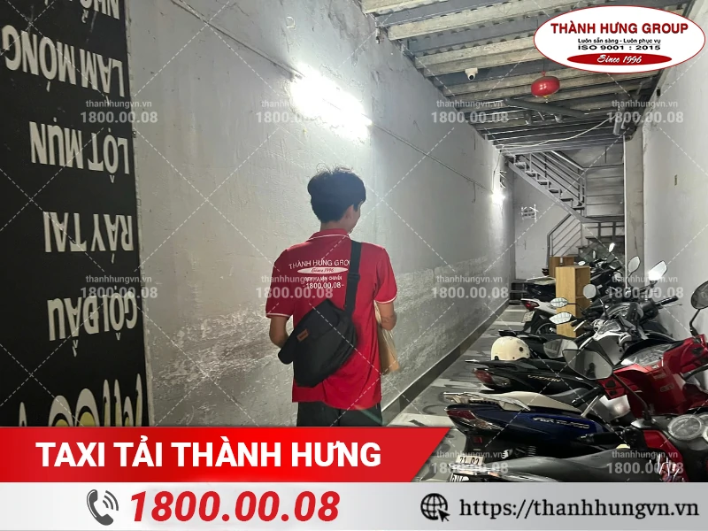 Nhân viên Thành Hưng chuyển đồ vào trọ mới