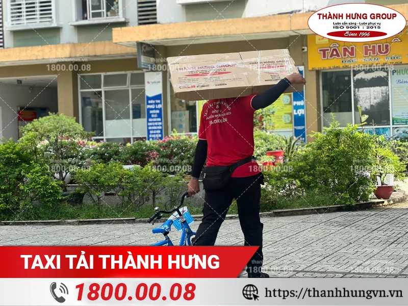 Nhân viên Thành Hưng bốc xếp tv ra xe tải