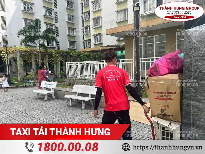 Đồ đạc đã đóng gói cẩn thận được di duyển ra điểm tập kết