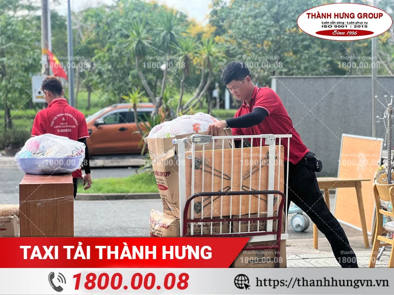 Đồ đạc được chất lên xe đẩy để di chuyển ra xe vận chuyển