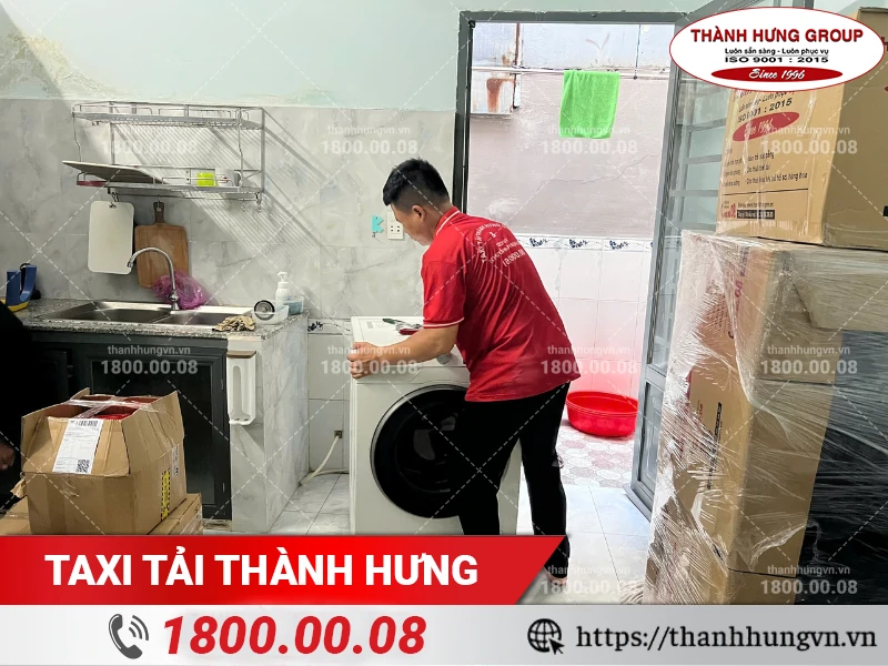 Nhân viên Thành Hưng đang hỗ trợ khách hàng lắp máy giặt tại nhà mới