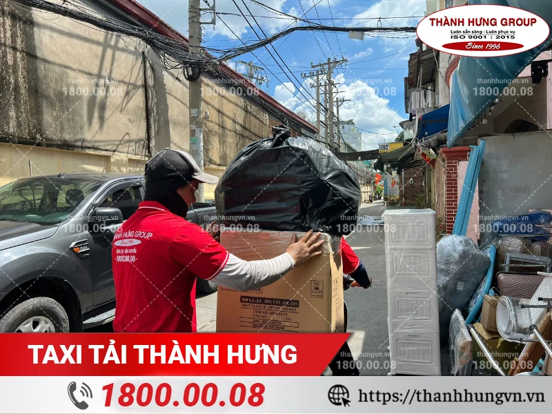 Đồ đạc được trung chuyển vào hẻm bằng xe máy