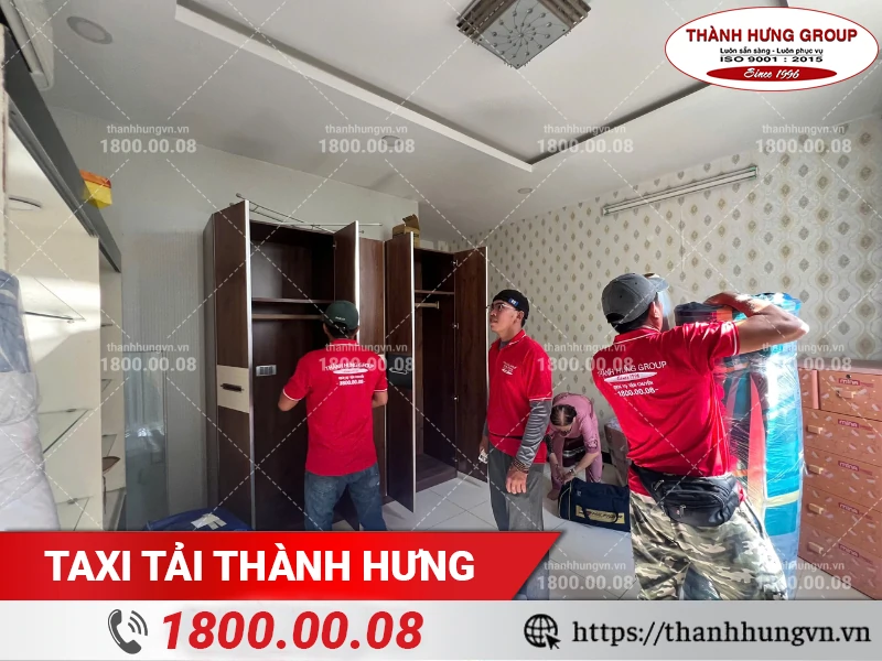 Đồ đạc phòng ngủ được các nhân viên Thành Hưng đóng gói cẩn thận