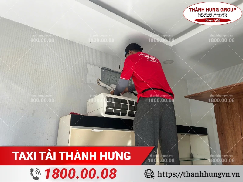 Nhân viên Thành Hưng đang tiến hành tháo dỡ máy lạnh