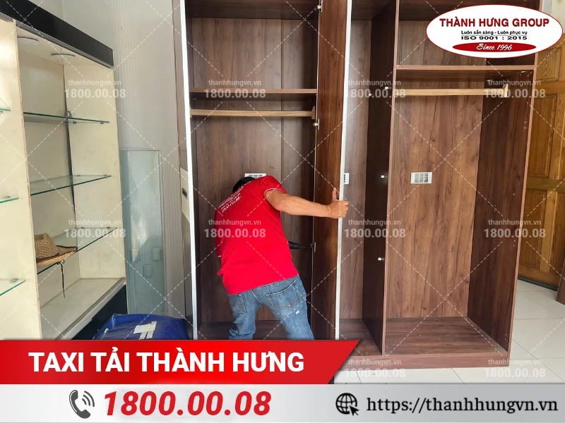 Nhân viên Thành Hưng tháo dỡ tủ quần áo