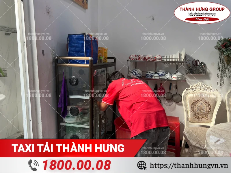 Nhân viên Thành Hưng đóng gói chén dĩa