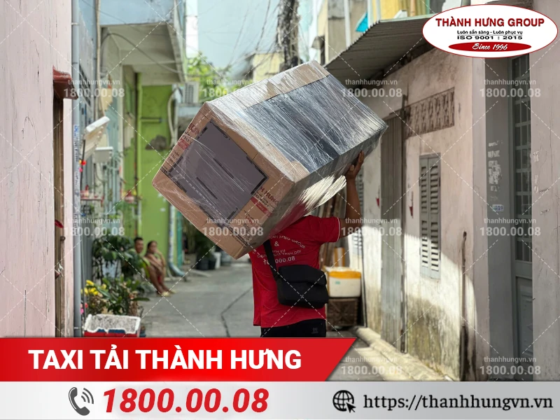 Nhân viên Thành Hưng bốc xếp tủ lạnh