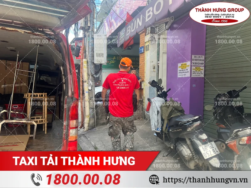 Nhân viên Thành Hưng bốc xếp đồ vào khu trọ mới