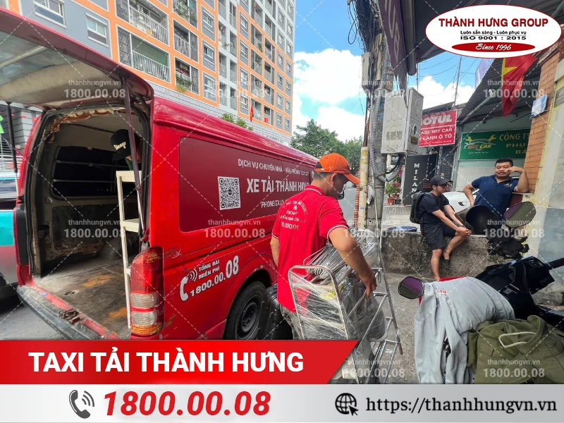 Nhân viên Thành Hưng bốc xếp kệ giày