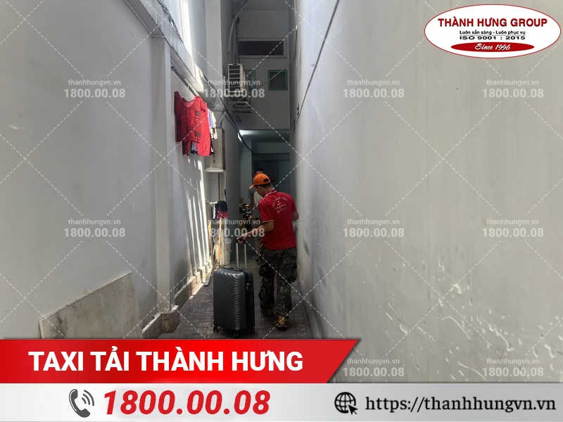 Nhân viên Thành Hưng chuyển vali hành lý vào nơi ở mới