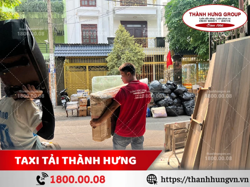 Nhân viên Thành Hưng vận chuyển đồ ra xe tải