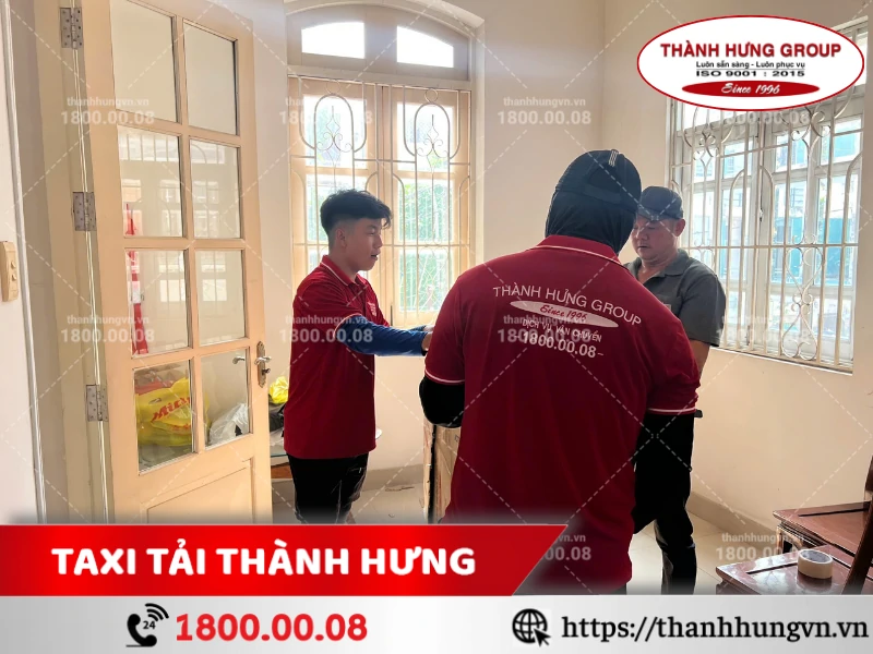 Nhân viên Thành Hưng đóng gói tủ