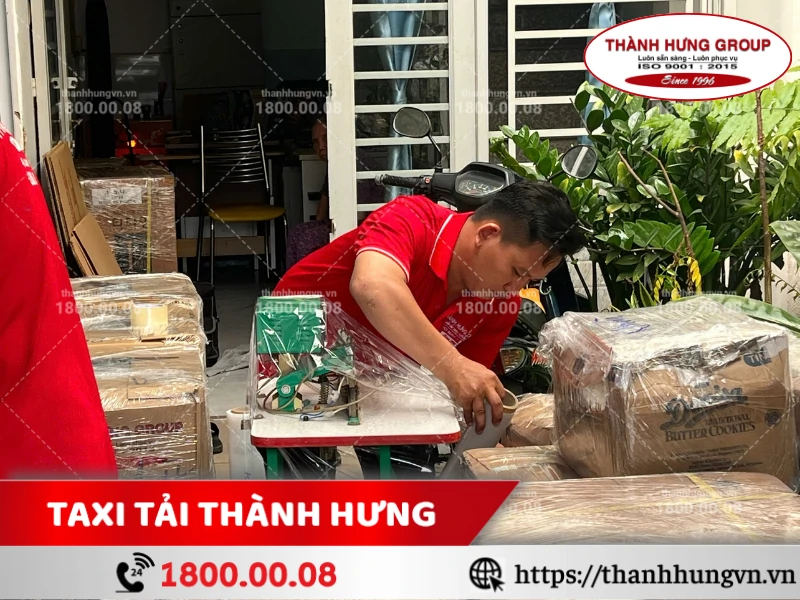 Nhân viên Thành Hưng đong gói máy dập ghim
