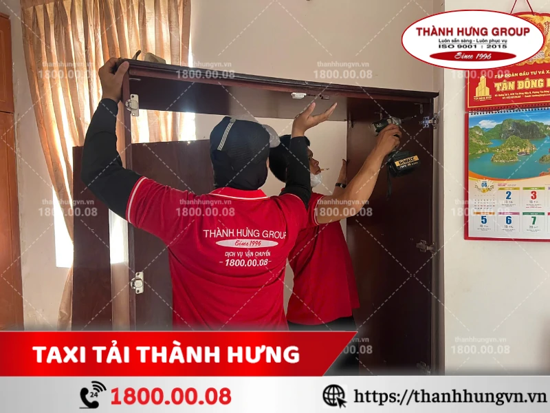 Nhân viên Thành Hưng tháo dỡ tủ gỗ
