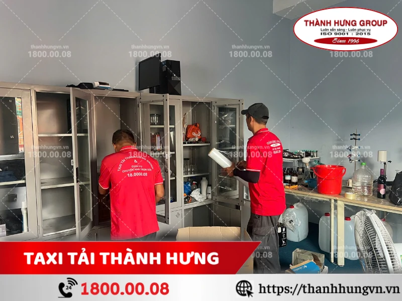 Nhân viên Thành Hưng đóng gói đồ vào thùng carton
