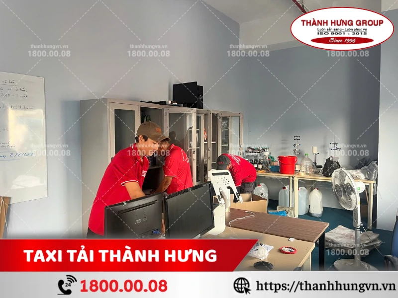 Nhân viên Thành Hưng đóng gói máy tính