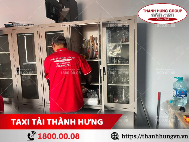 Nhân viên Thành Hưng cẩn thận đóng gói từng món đồ bằng màng PE
