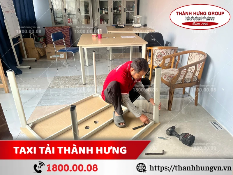 Nhân viên Thành Hưng tháo dỡ bàn gỗ