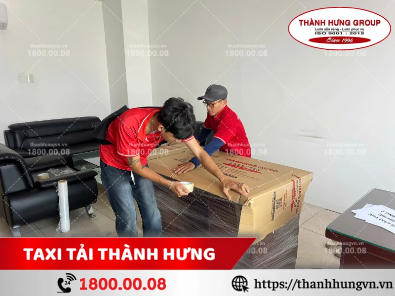 Nhân viên Thành Hưng đóng gói và bọc lót bàn làm việc bằng vật tư chuyên dụng