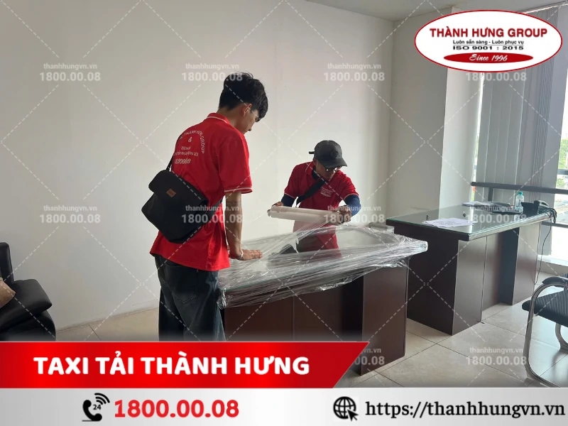 Nhân viên Thành Hưng đóng gói bàn làm việc