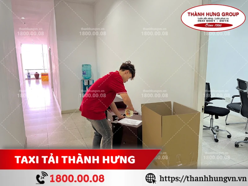 Nhân viên Thành Hưng đóng gói hộc tủ gỗ
