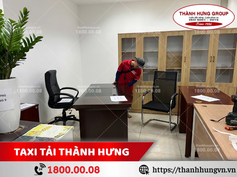 Nhân viên Thành Hưng vận chuyển bàn gỗ lớn