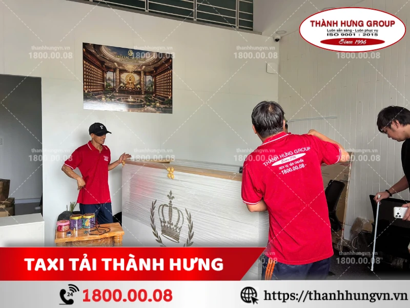 Nhân viên Thành Hưng bọc lót quầy lễ tân