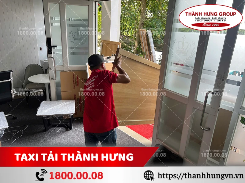 Nhân viên Thành Hưng bốc xếp tấm gỗ lớn ra xe tải