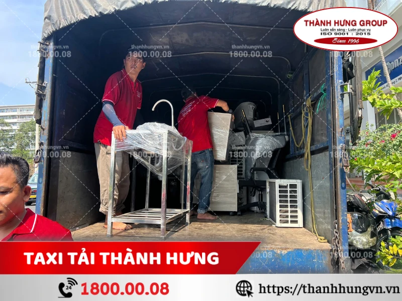 Nhân viên Thành Hưng sắp xếp đồ trên xe