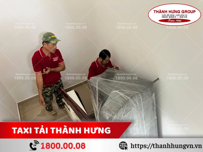 Nhân viên Thành Hưng vận chuyển sofa