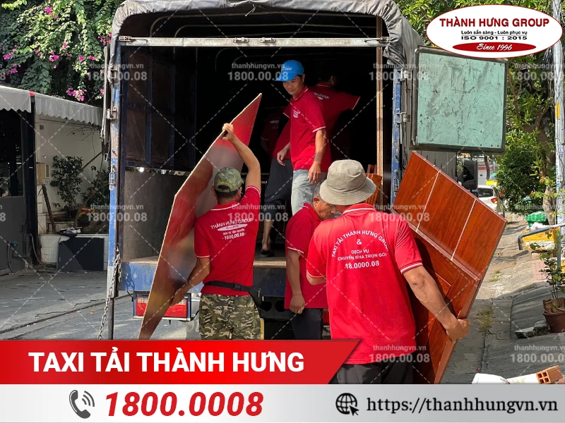 Nhân viên Thành Hưng bốc xếp đồ ra xe vận chuyển