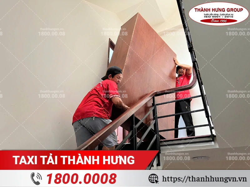 Nhân viên Thành Hưng bốc xếp tủ gỗ lớn