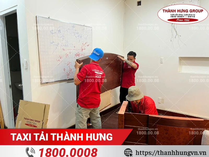 Nhân viên Thành Hưng tháo dỡ nội thất gỗ
