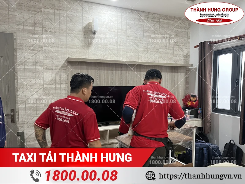Nhân viên Thành Hưng đang bọc lót bàn bằng màng PE