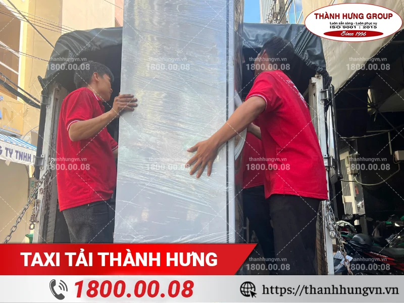 Nhân viên bốc xếp tủ lạnh cỡ lớn lên xe