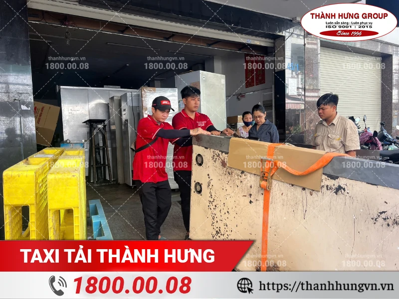 Tủ công nghiệp sau khi đã đóng gói chắc chắn được di chuyển ra ngoài
