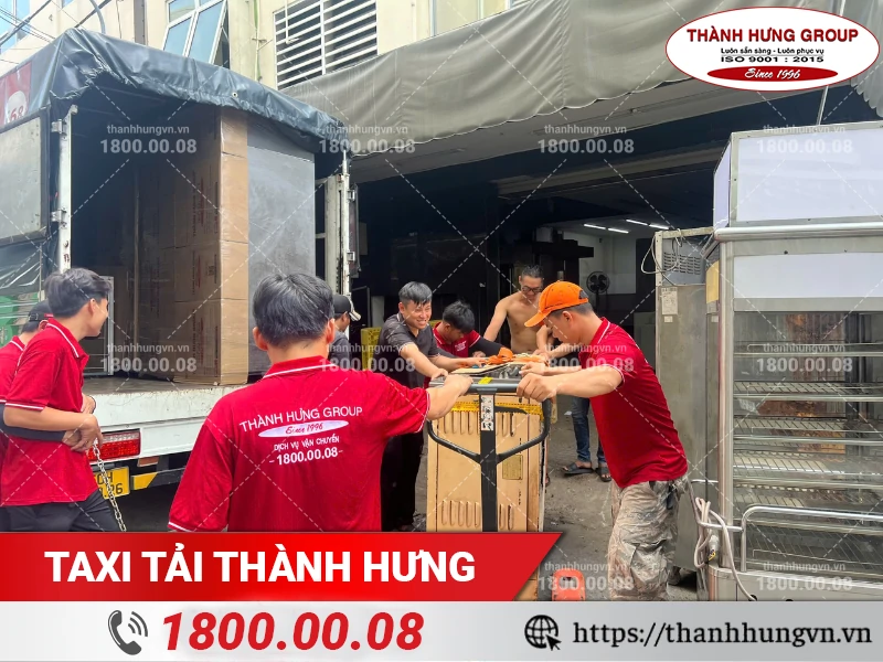 Nhân viên Thành Hưng dùng xe nâng tay để vận chuyển tủ công nghiệp