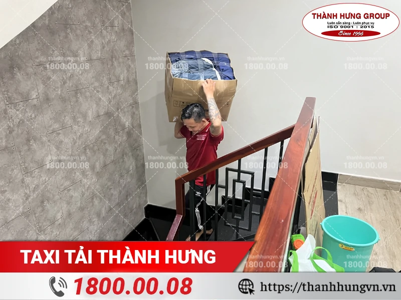Nệm đã đóng gói vào thùng được vận chuyển xuống tầng dưới