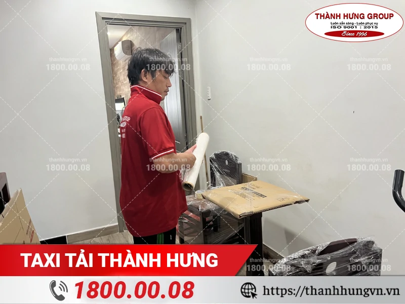 Nhân viên Thành Hưng đóng gói mặt bàn