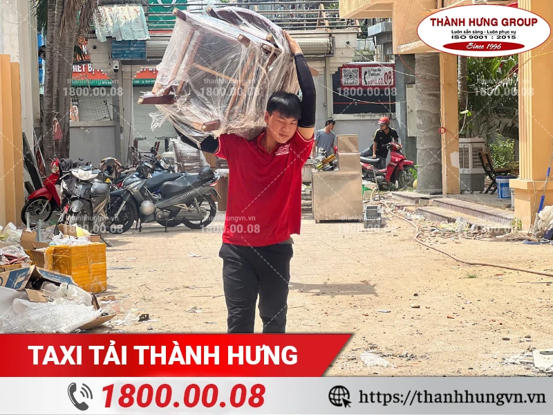 Nhân viên Thành Hưng bốc xếp ghế