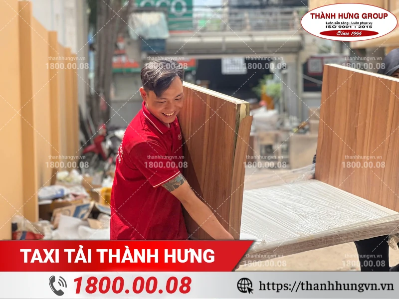 Nhân viên Thành Hưng vận chuyển bàn