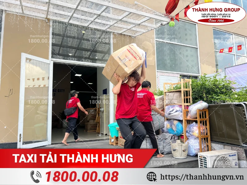 Nhân viên Thành Hưng bốc xếp thùng đồ ra xe vận chuyển