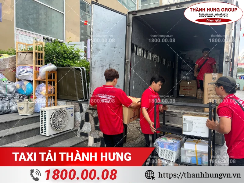 Nhân viên Thành Hưng bốc xếp kệ đồ lên xe
