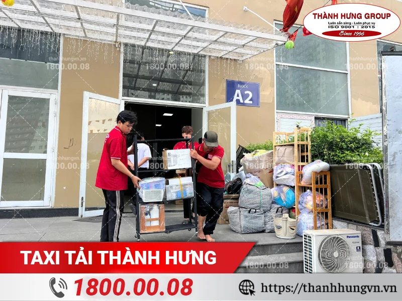 Nhân viên Thành Hưng chuyển kệ đồ ra xe tải