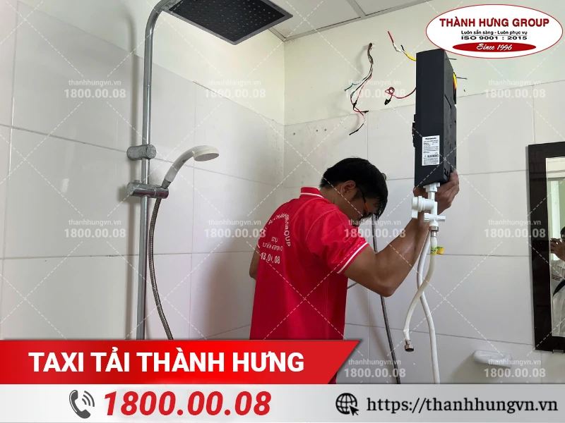 Nhân viên Thành Hưng tháo dỡ bình nóng lạnh